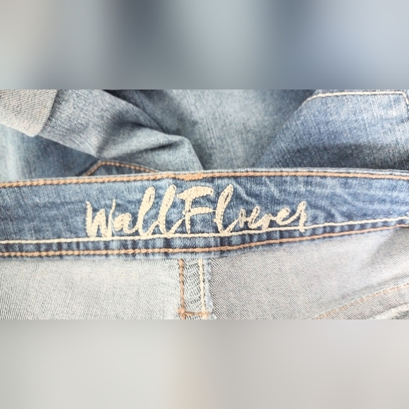 Juniors Wallflower Blue Denim Cuffed Shorts Size 13 - Picture 3 of 4